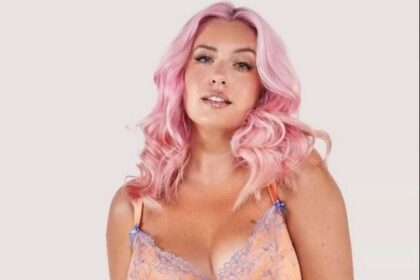 cropped-Soph-Hughes-Curvy-Model-Boldly-Embraces-Her-Body-After-15-Year-Battle-Inspires-Women-to-Wear-the-Damn-Bikini2.jpg